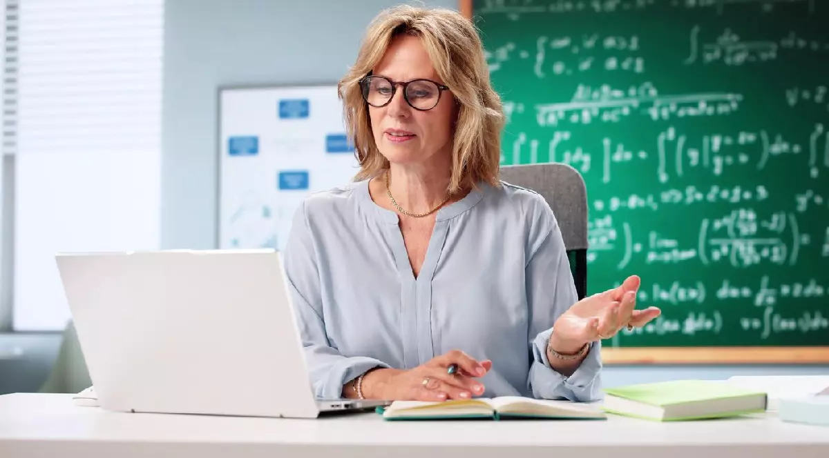 C&acirc;&#539;i bani au f&#259;cut profesorii din Rom&acirc;nia din medita&#539;ii, &icirc;n 2024: cifrele au fost publicate de ANAF