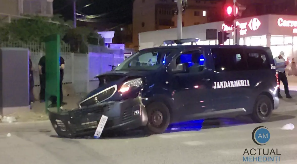 Așa arăta duba jandarmilor după impact