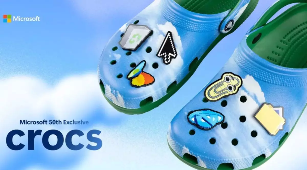 Pereche de papuci Crocs cu tematică Windows XP, pe fundal cu wallpaper-ul Bliss, cu nori albi.