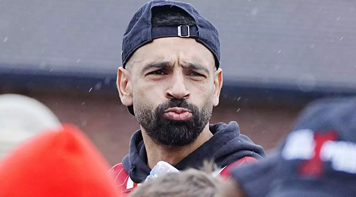 Mohamed Salah de la Liverpool, îmbărcat în negru și cu o șapcă neagră pe cap