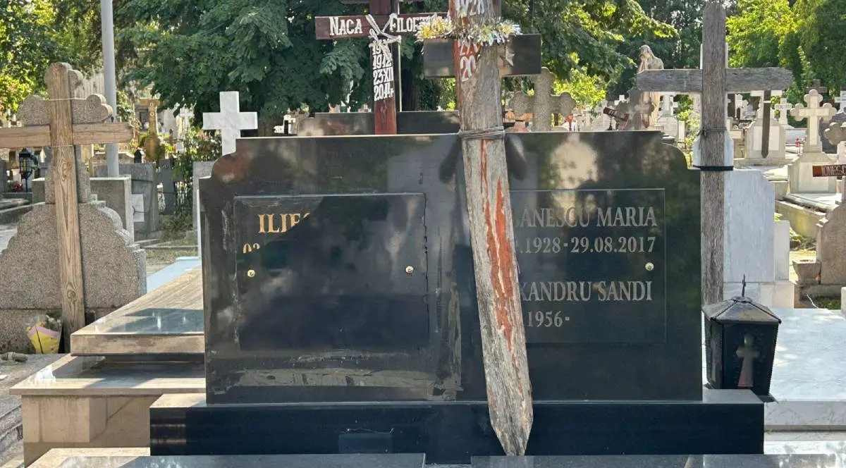 Imagine cu mormântul lui Ion Iliescu din Sfânta Vineri. În imagine se vede o criptă din marmură neagră, lucioasă. Pe placa de marmură, numele „Ilie..” este parțial vizibil.
