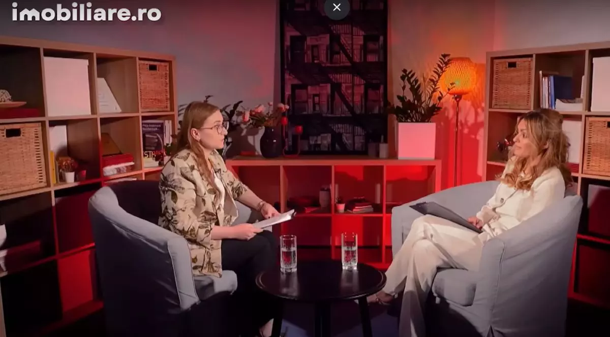 Interviu la imobiliare.ro, cu prezentatoarea pe un scaun și invitata pe un alt scaun