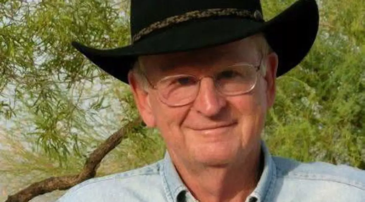 Nicholas Clapp, regizor de documentare și aventurier american supranumit „adevăratul Indiana Jones”, în imagine cu pălărie neagră de cowboy, camasă bleu si ochelari, a murit
