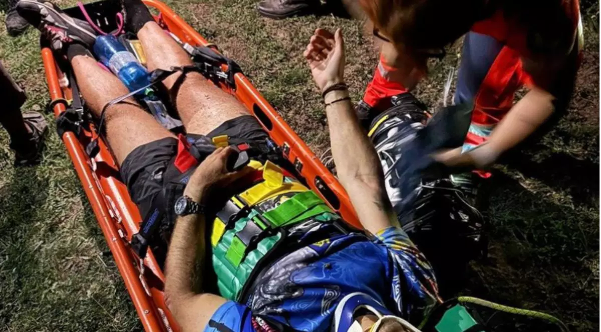 Parapantistul care a rămas suspendat pe o stâncă în Hunedoara, în timp ce primește îngrijiri medicale