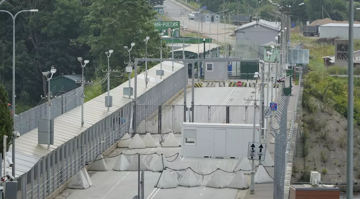 Porți metalice și bariere retractabile ridicate la un punct de trecere a frontierei estoniene spre Rusia Captură X @Pillandia