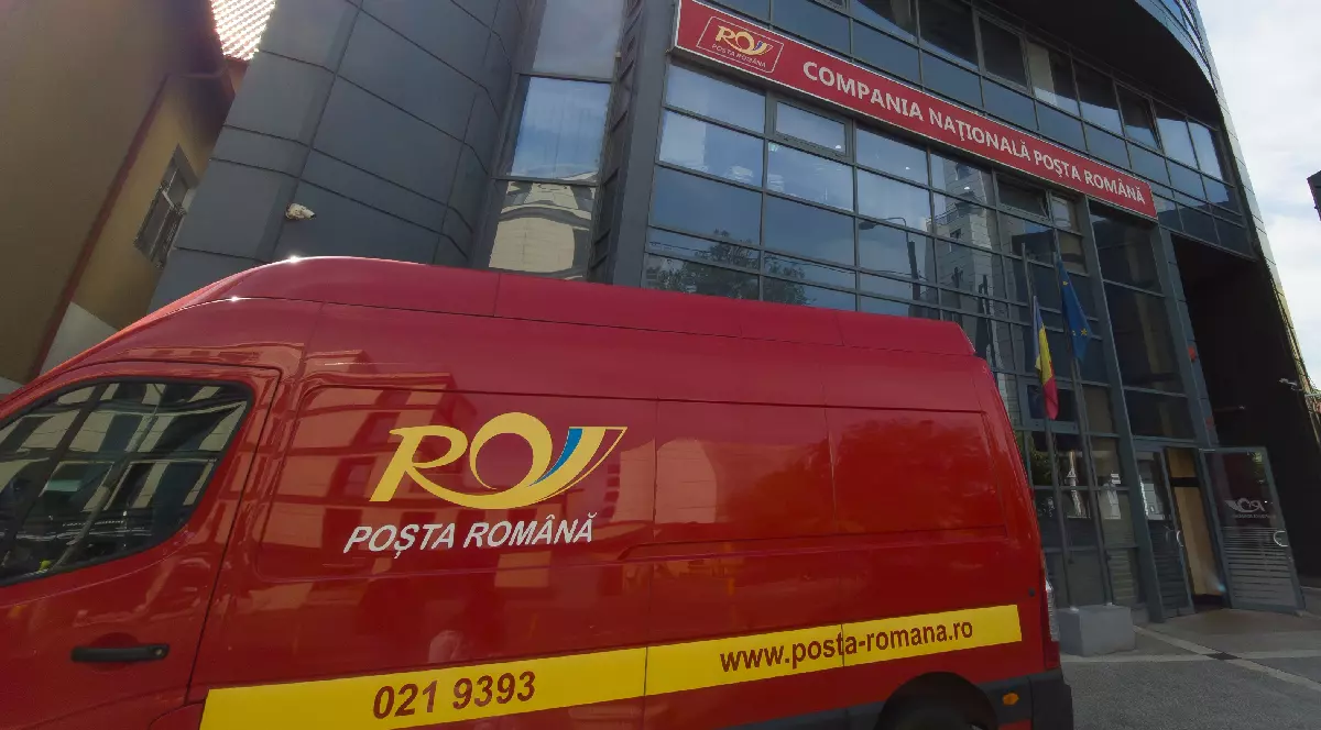 Mașină de oficiu poștal în fața sediului Companiei Poștale Naționale Române