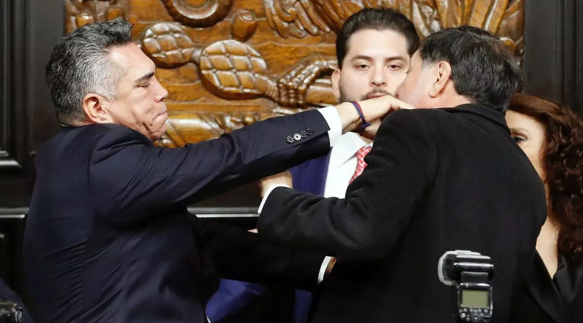 Senatorul Alejandro Moreno din Partidul Revoluționar Instituțional îl lovește pe senatorul Gerardo Fernandez Norona din Partidul Mișcării de Regenerare Națională în timpul unei sesiuni a Comisiei Permanente a Senatului din Mexic, 27 august 2025