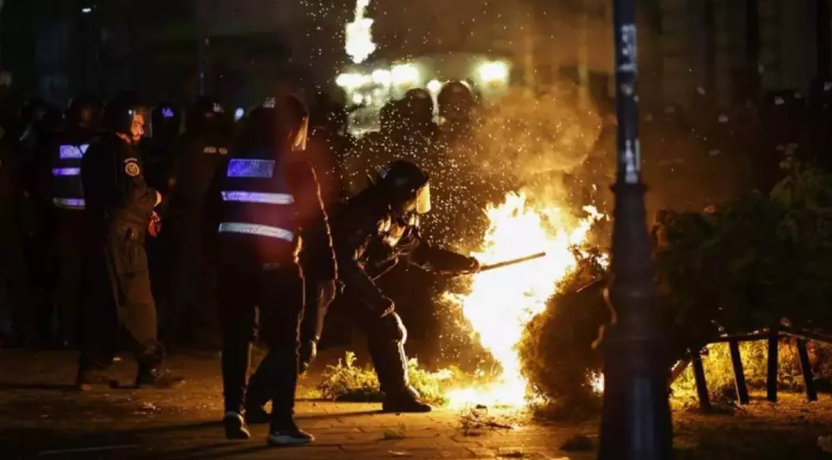 Momentul în care protestatarii din Centrul Vechiau incendiat o bancă și un copac, iar jandarmii încearcă să stingă flăcările