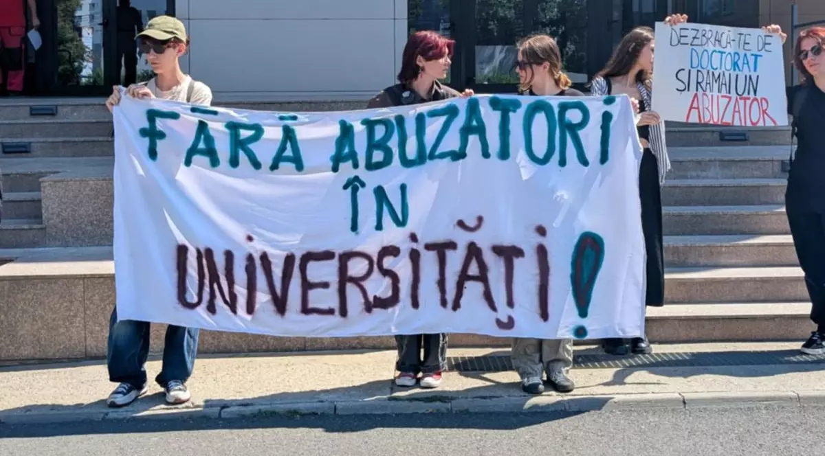 Studenți care protestează în fața sediului SNSPA