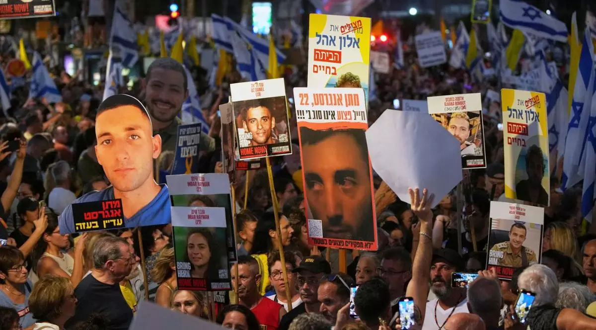 Manifestanți adunați în timpul protestelor prin care au cerut eliberarea imediată a ostaticilor reținuți de Hamas și au solicitat guvernului israelian să revină asupra deciziei de a prelua controlul asupra orașului Gaza și a altor zone din Fâșia Gaza, în Tel Aviv, Israel, duminică, 17 august 2025.