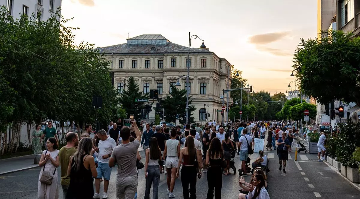 Weekend promenade on Calea Victoriei – Bucharest,Image: 1027482902, License: Rights-managed, Restrictions: , Model Release: no
