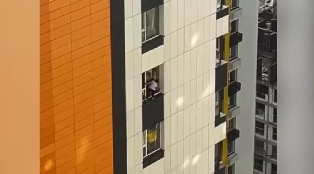 Momentul în care o femeie spală geamurile de la etajul 27 fără echipament de siguranță a fost filmat: „S-a născut în centrul de antrenament al cosmonauților” | VIDEO