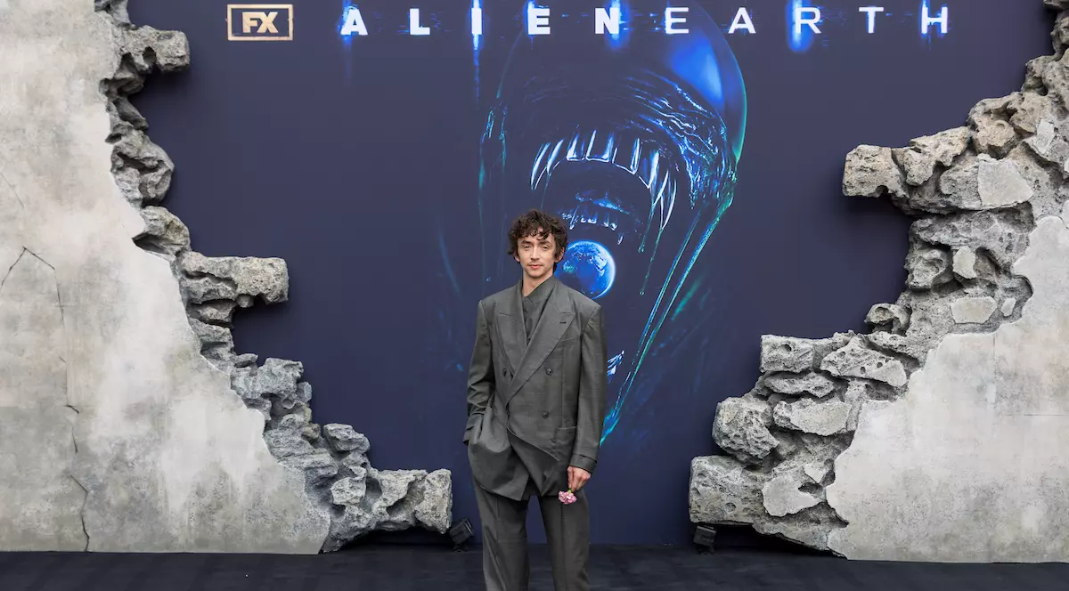Actorul care a apărut desculț la premiera serialului „Alien: Earth”. S-a lăsat influențat de personajul lui, un miliardar cu o obsesie inspirată de Peter Pan