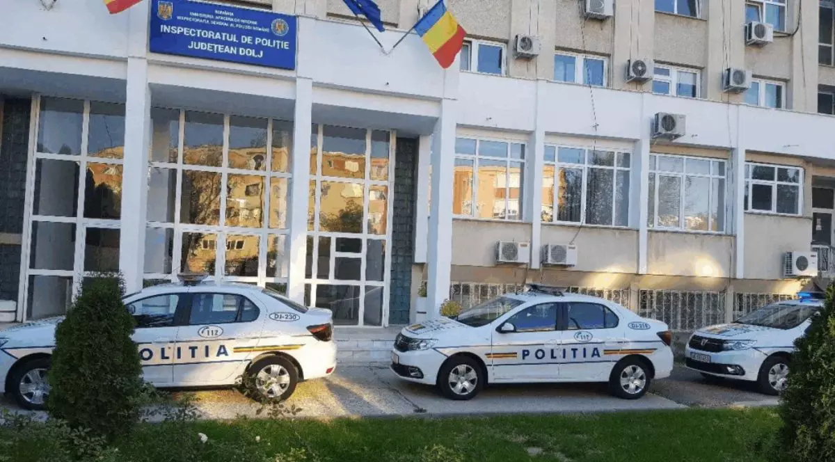Sediul Inspectoratului de Poliție Județean Dolj din Craiova, cu trei autospeciale parcate în fața clădirii