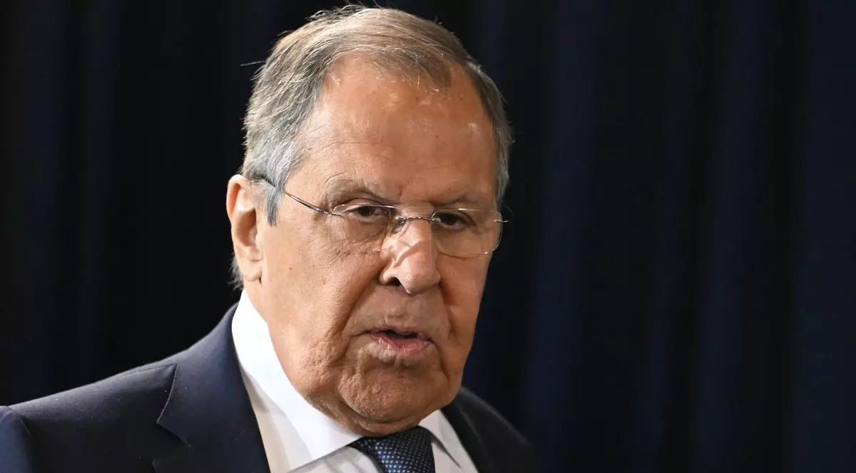 Ministrul rus de Externe Serghei Lavrov îmbrăcat în într-un costum negru cu o cravată albastră, privește direct la cameră