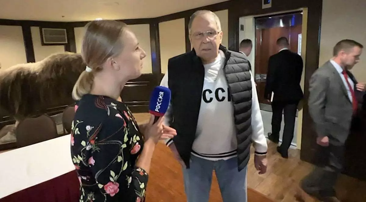 Serghei Lavrov, în Alaska, purtând „bluza URSS”, în timp ce acorda un interviu