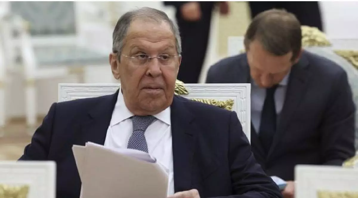 Serghei Lavrov, ministrul rus de externe, în timp ce ține un document în mână