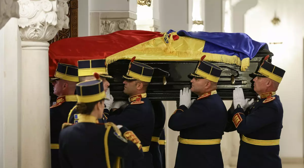 Militarii în momentul în care depun sicriul cu trupul lui Ion Iliescu la Palatul Cotroceni