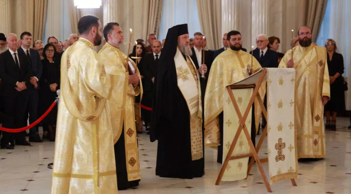 Preasfințitul Parinte Timotei Prahoveanul alături de soborul de preoți în sultane aurii care țin slujbele pentru înmormântarea lui Ion Iliescu în Sala Unirii de la Palatul Cotroceni