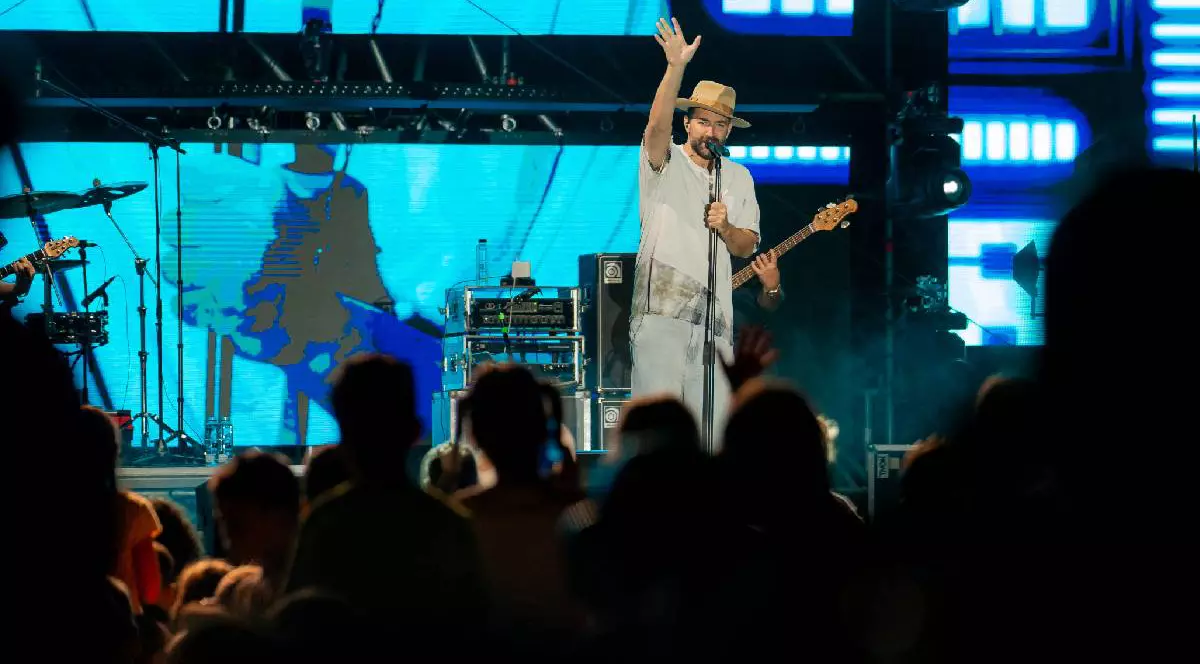 Smiley cântă pe scenă la Festivalul Big Little și le face cu mâna spectatorilor