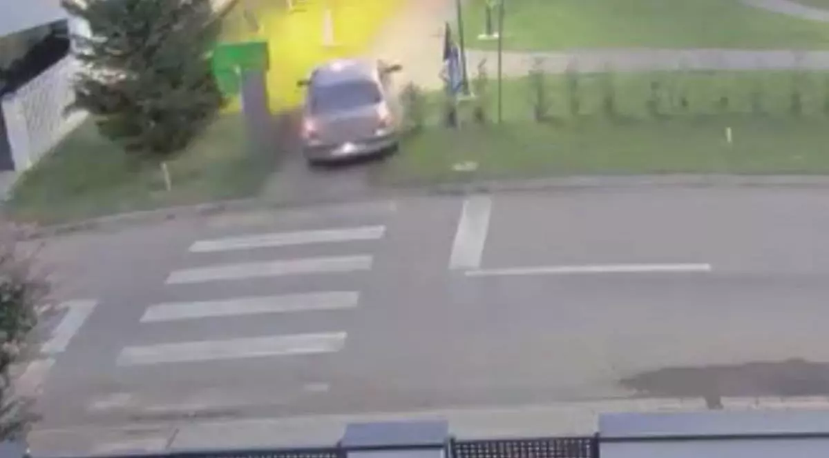 O mașină în timp ce este condusă pe o alee dintr-un parc, șoferul încearcă să urmărească doi bicicliști