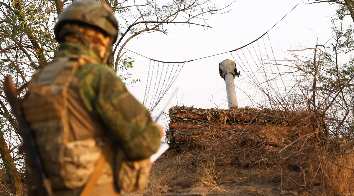 Imagine cu un soldat rus și un obuzier