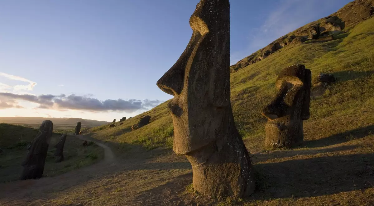 Imagine cu mai multe statui moai de pe Insula Paștelui