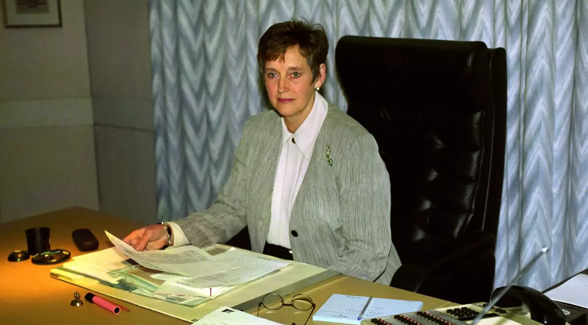 Stella Rimington, în 1993, la biroul său de șa MI5 Foto: Profimedia