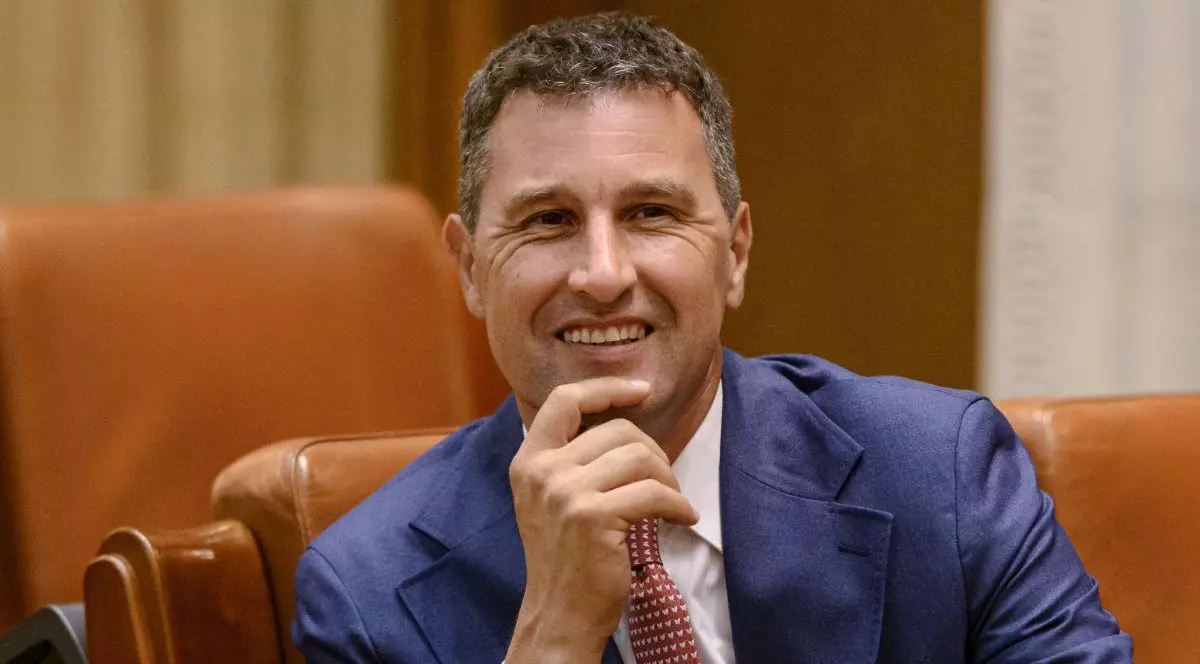 Fostul ministru al Mediului, Tanczos Barna, care râde și își atinge bărbia cu degetul arătător, participă la ședința de plen a Camerei Deputaților în sesiune extraordinară, la solicitarea premierului Marcel Ciolacu, pentru modificarea legislației privind vânătoarea de urși, la Palatul Parlamentului, în București, 15 iulie 2024.