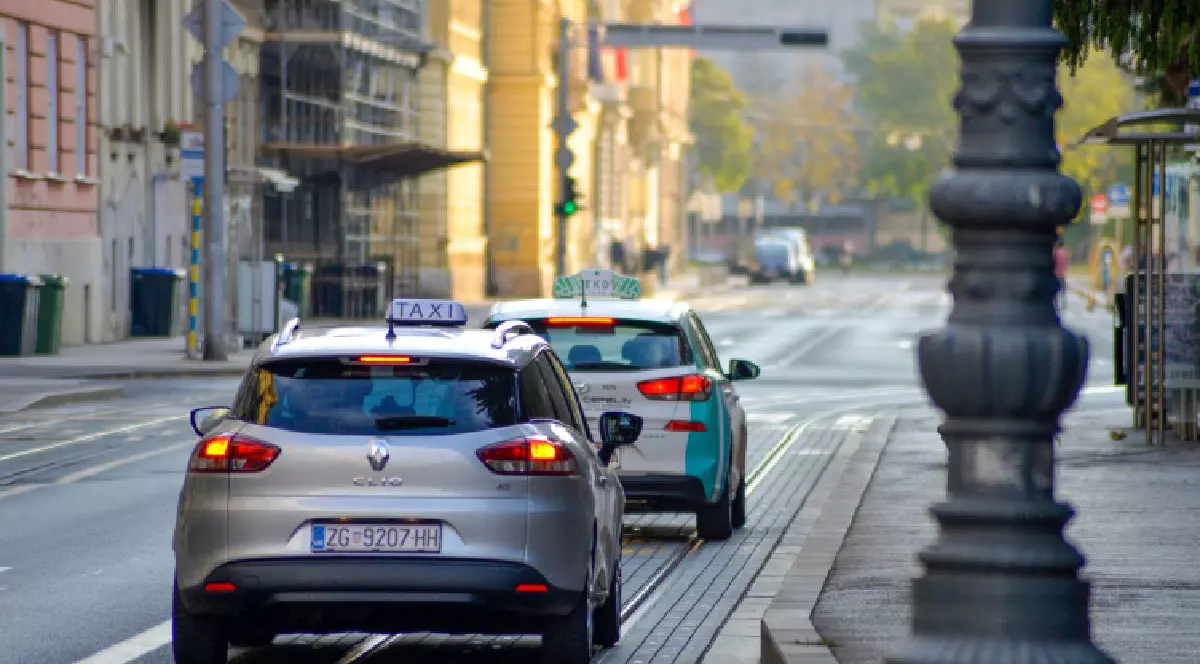 Două mașini de taxi în Zagreb