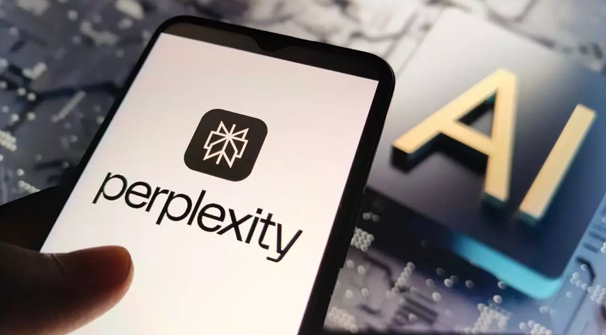Telefon ținut într-o mână care afișează logo-ul Perplexity, iar pe fundal o imagine creativă cu inițialele AI de la Inteligența Artificială
