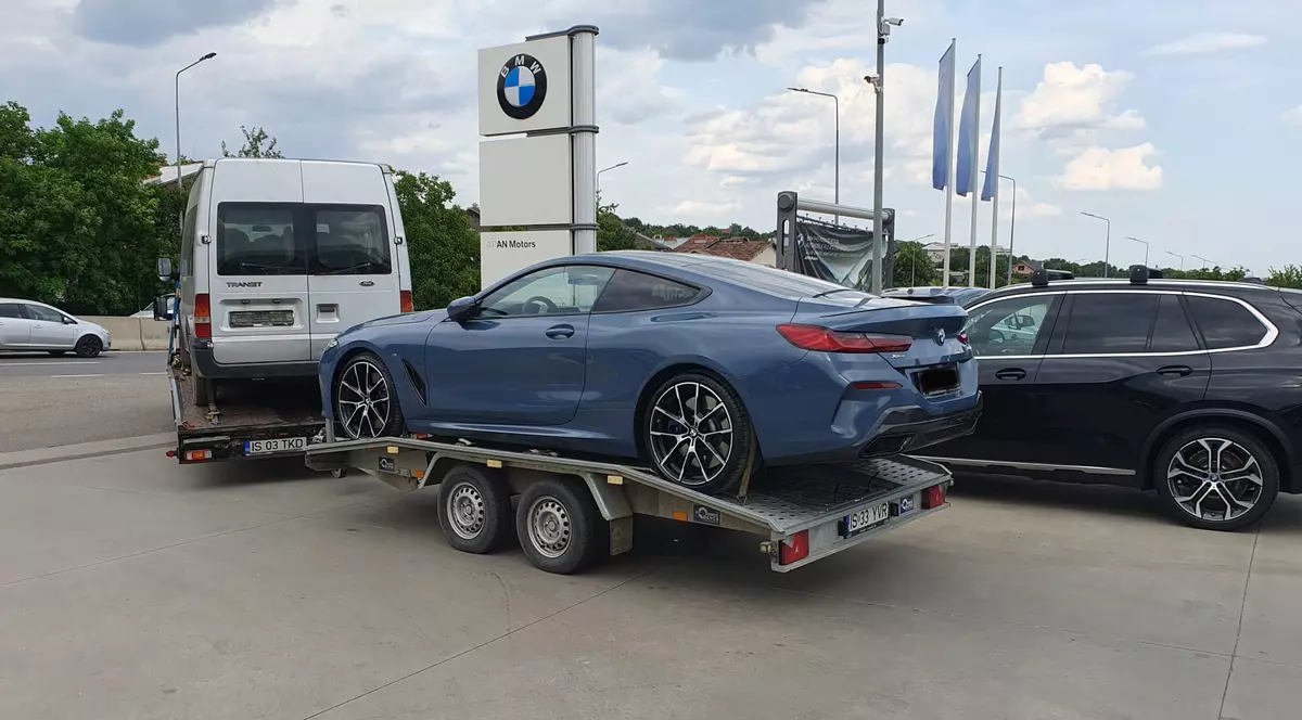 BMW albastru pe platforma in fata la reprezetanta BMW