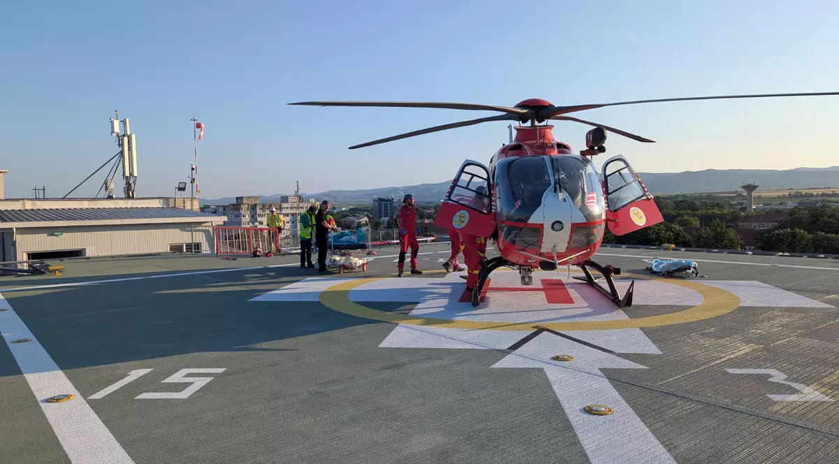 Un pacient este transferat cu elicopterul SMURD de la Bacău către Spitalul Bagdasar Arseni din București, medicii și paramedicii îl duc spre elicopterul care a aterizat pe acoperișul unității medicale