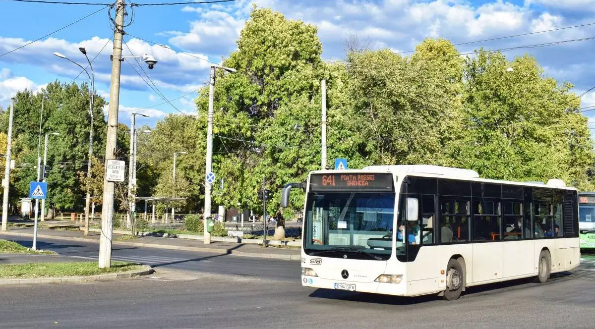 Un autobuz 641, care va circula în locul liniei de tramvai 41, este în zona Casa presei, iar în spate se văd niște pomi verzi