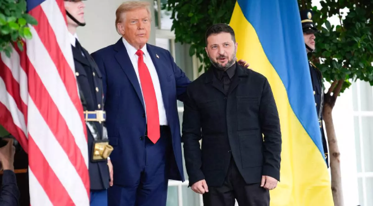 Președintele american Donald Trump îl salută pe președintele ucrainean Volodimir Zelenski înainte de întâlnirea lor cu liderii europeni la Casa Albă din Washington, pe 18 august 2025.