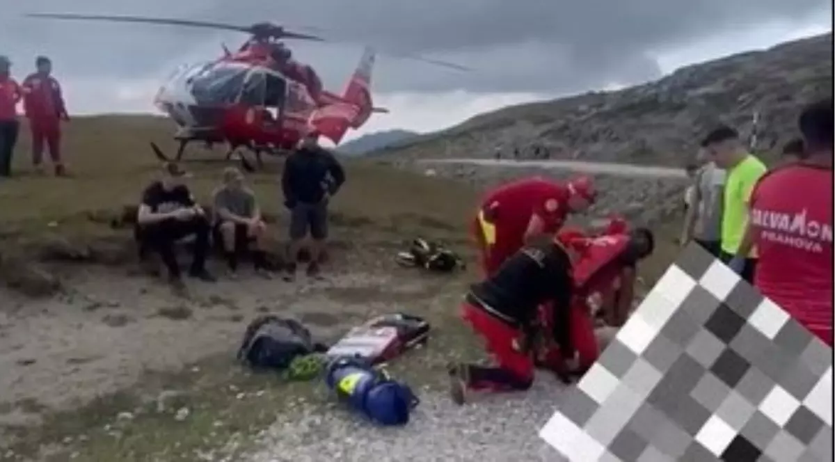 salvamontisti imbracati in echipamente speciale, staționați pe un traseu montan, alaturi de un elicopter smurd. unul dintre salvamontisti realizeaza masaj cadiac unui barbat, coperit de un efect de blurare