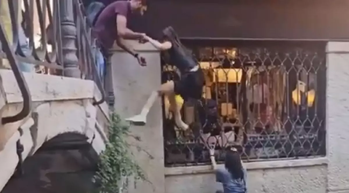 Gondolă răsturnată în Veneția, turiștii fac baie involuntară, după ce unul a vrut să-și facă un selfie: „Nu vor mai lua gondola tot restul vieții” | VIDEO