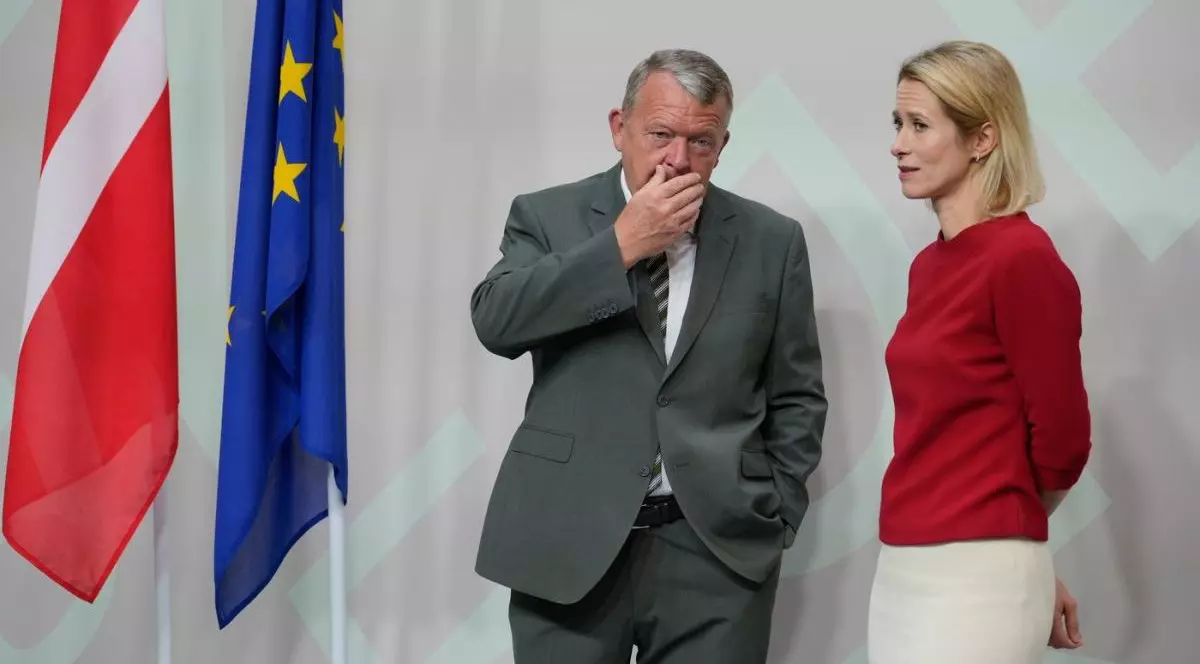 Ministrul danez de Externe, Lars Loekke Rasmussen, surprins cu mâna la gură (stânga) și Înaltul Reprezentant al UE pentru Afaceri Externe și Politică de Securitate, Kaja Kallas, într-ăo bluză vișinie și fustă albă, vorbesc înainte de o reuniune informală a miniștrilor de Externe ai UE la Forum, Copenhaga, Danemarca, sâmbătă, 30 august 2025.
