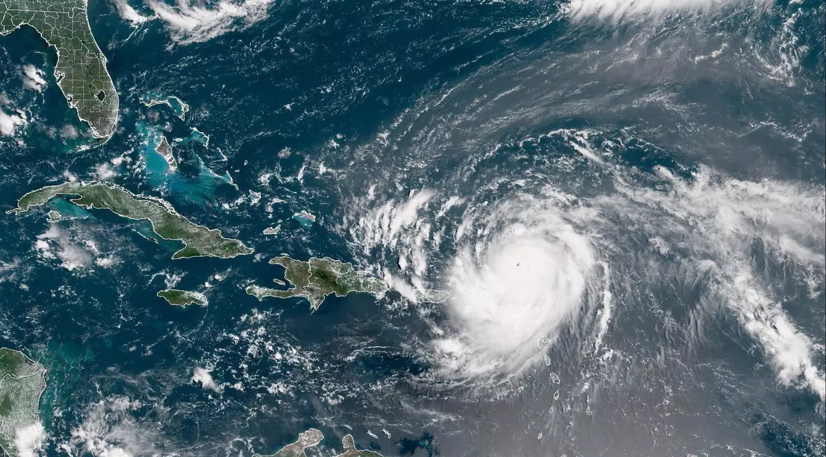 Imagine care arată formarea uraganului Erin în Oceanul Atlantic pe 16 august 2025.