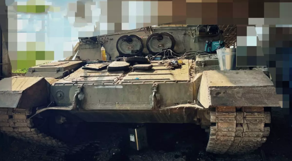 Un vehicul blindat rusesc rar, Ladoga, pe șenile, aflat într-un spațiu acoperit.