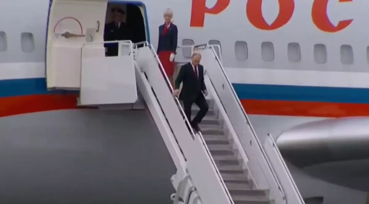 Vladimir Putin coboară din avion, în Alaska