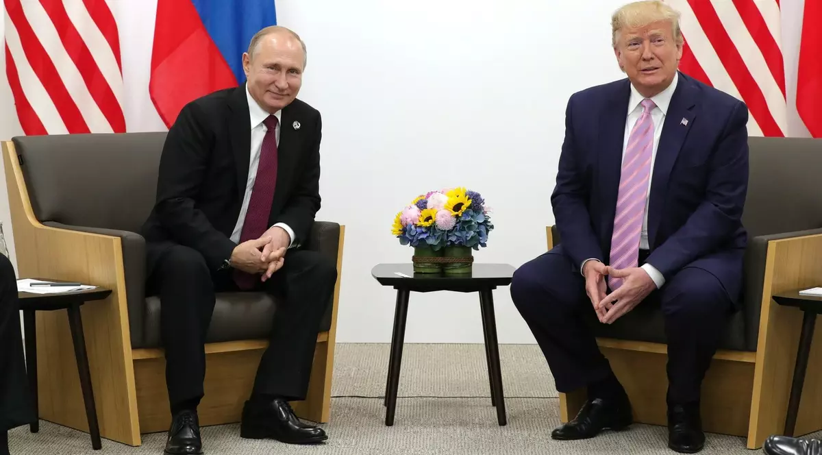 Imagine cu Vladimir Putin (stânga) și Donald Trump (dreapta) stând pe scaune