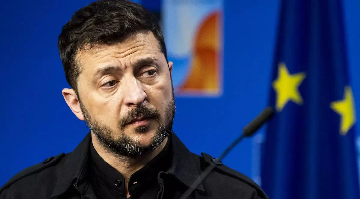 Președintele Volodimir Zelenski, îmbrăcat în negru, în timpul unei conferințe de presă, pe fundal se văd câteva stele de pe drapelul UE