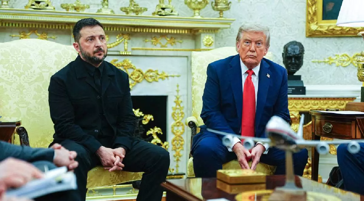 Președintele Ucrainei, Zelenski și președintele SUA, Trump, stau așezați unul lângă celălalt, în fața jurnaliștilor de la Casa Albă