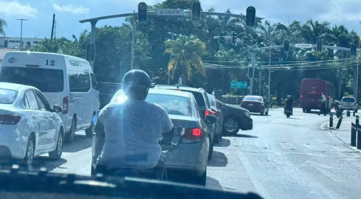 Este blocaj în trafic, sunt multe mașini și motocicliști, din cauza unei pene de curent în Mexic, 26 septembrie 2025