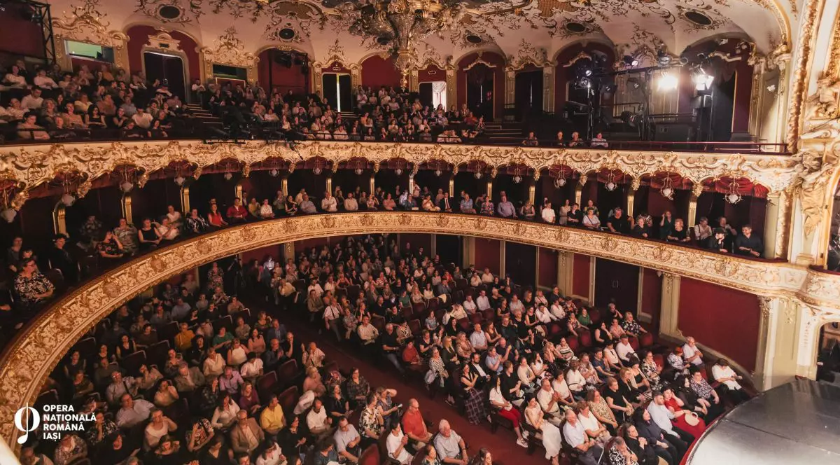 Imagine din interiorul Operei Naționale din Iași, în timpul unui spectacol,
