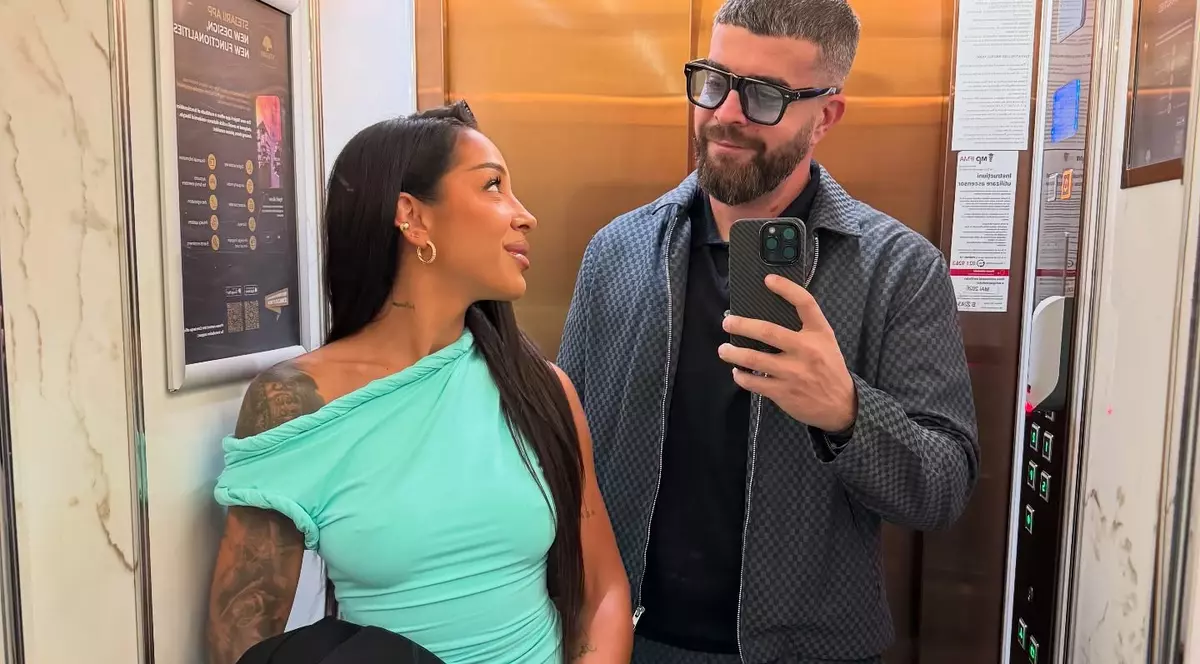 Cum a apărut Ștefania, iubita lui Speak, la plajă. Artistul i-a pozat posteriorul și a publicat imaginea pe Instagram