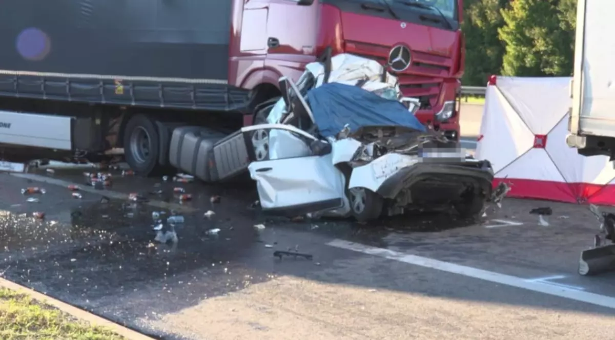 Camionul roșu a fost împins înainte de un camion din spate și a lovit Dacia, pe A6, Germania