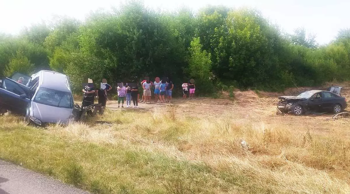 Accident cu două mașini în judetul Ialomița. AU intervenit pompierii. La fața locului sunt mai multe persoane