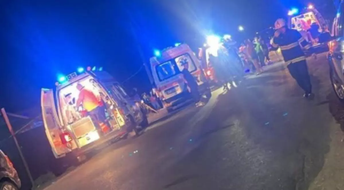 Nouă persoane, inclusiv șoferul care a provocat accidentul, au fost rănite.